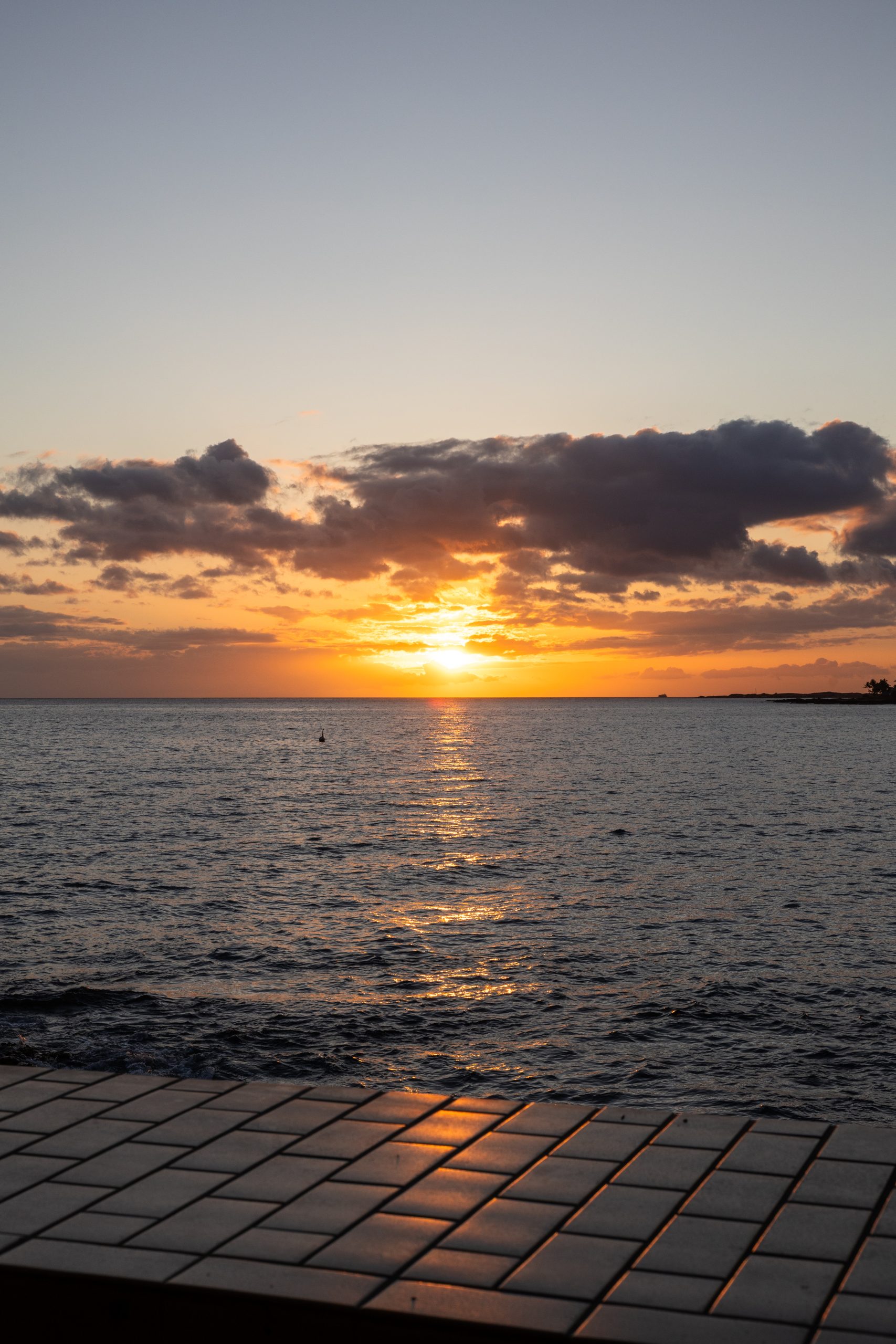 sunset from don’s mai tai bar on big island hawaii